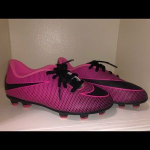 Gently Used Girls Nike Bravata Soccer Cleats sz 1